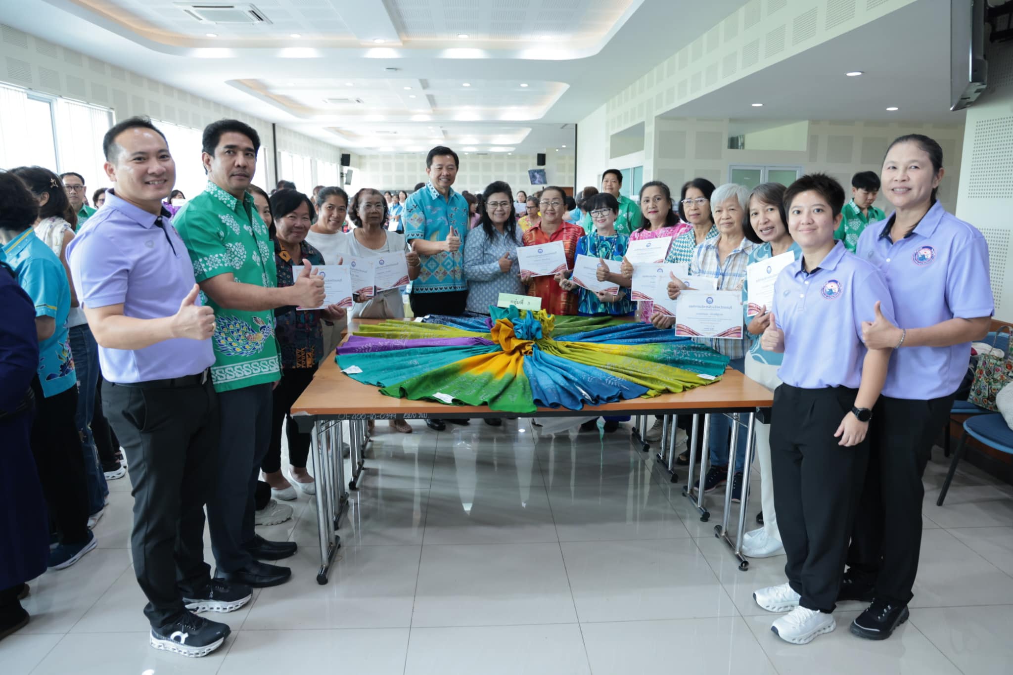 พิธีปิดและมอบประกาศนียบัตรโครงการฝึกอบรมผ้าลายพระราชทาน 