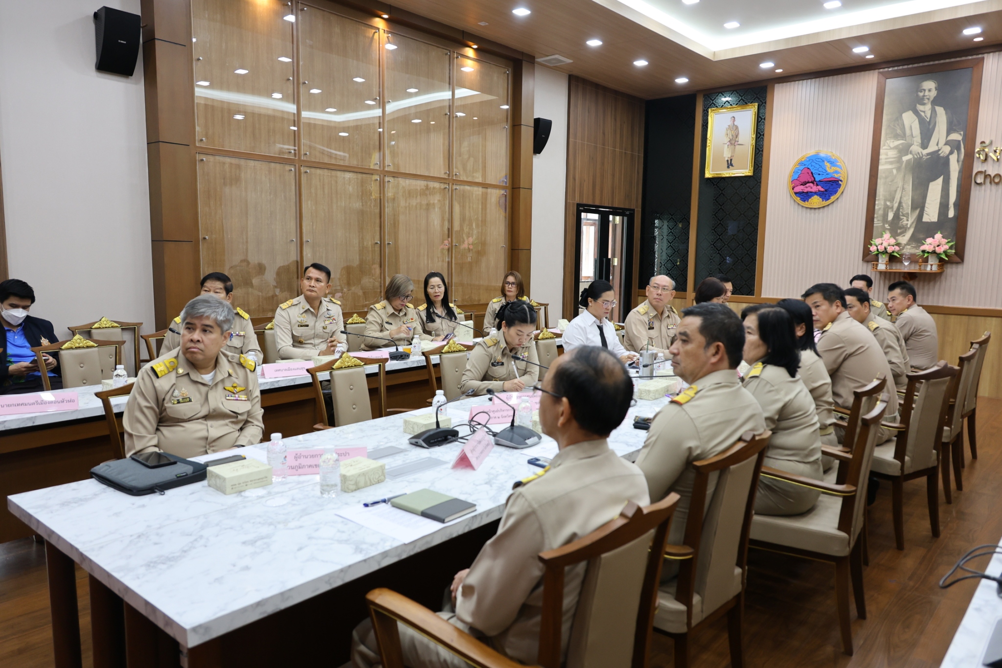 นายวิทยา คุณปลื้ม นายกองค์การบริหารส่วนจังหวัดชลบุรี เข้าร่วมประชุมรับมอบนโยบายฯ ผ่านระบบ VDO Conference
